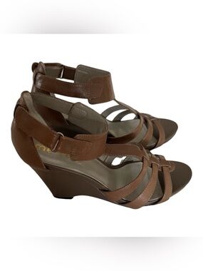 NWOB Me Too Dakota Two Tone Coffee Patent Leather 3.5” Wedge Sandals Size 7.5M